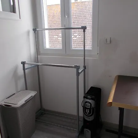 A - ,salle De Bains, Douche-wc, Cuisine à Partager Appartement *