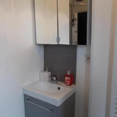 A - ,salle De Bains, Douche-wc, Cuisine à Partager