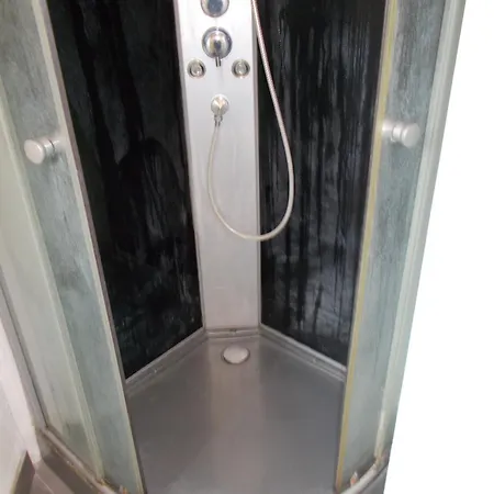 Appartement A - ,salle De Bains, Douche-wc, Cuisine à Partager