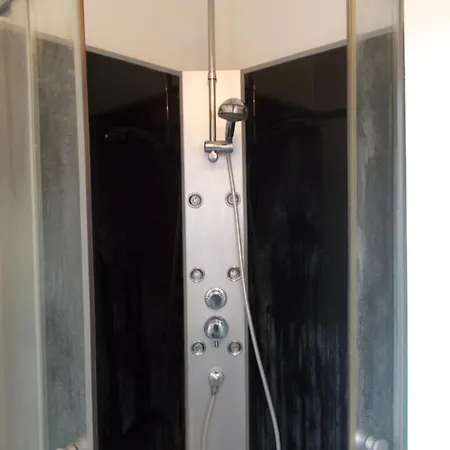 A - ,salle De Bains, Douche-wc, Cuisine à Partager * Le Portel